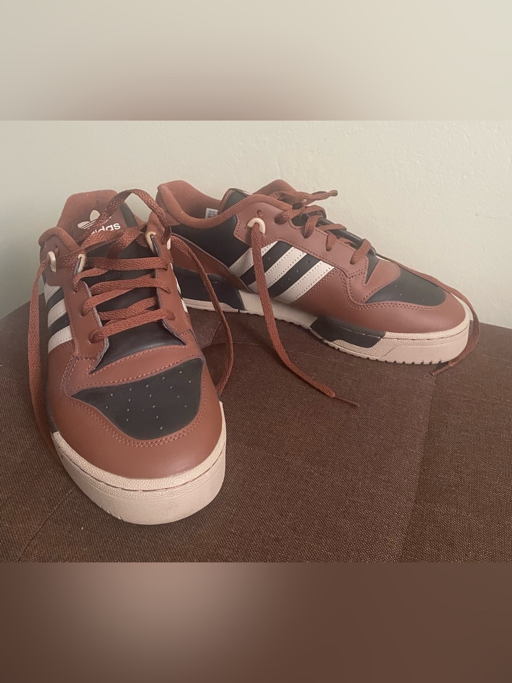Adidas Rivalry Low JH7145 Men’s Size 10 Leather Sneakers